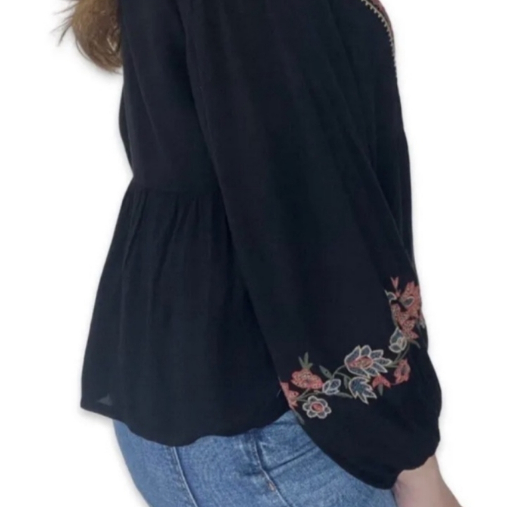 American Eagle boho embroidery top absolutely gorgeous. - Picture 2 of 4